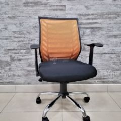 Кресло Barneo K-138 для персонала (черная ткань оранжевая сетка) в Чайковском - chaykovskiy.mebel24.online | фото